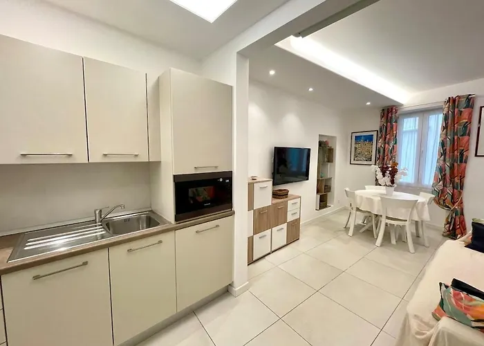 Le Cap, Beau Trois Pièces Au Coeur De La Vieille